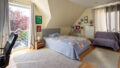 Urige Schrägen, bodentiefe Fenster und ganz viel Wärme: in diesem Schlafzimmer sind schöne Träume garantiert. 