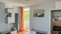 helles Wohnzimmer mit Zugang zur Sonnenloggia