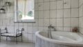 Bad mit Eckbadewanne