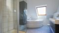 Badewanne und Dusche