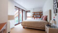Große Fenster, dezente Farben und ein eleganter Grundriss laden zum Entspannen und Abschalten ein.