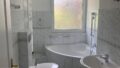 Badezimmer mit Wanne und Tageslichtfenster