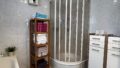 Badezimmer mit Wanne und Dusche