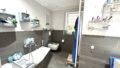 schickes Bad mit Badewanne...