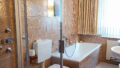 Das Bad mit Glasdusche im EG