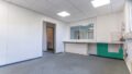 Büro mit Fenster zum Empfang