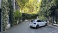 Innenhof mit PKW-Stellplatz