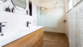 Modern, hell und komplett kernsaniert – das Badezimmer überzeugt mit begehbarer Dusche, Doppelwaschbecken und hochwertiger Ausstattung.