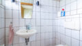 Praktisches Gäste-WC direkt im Eingangsbereich.