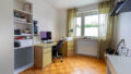 Helles Kinderzimmer mit modernen Böden und Rollläden.