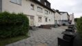 Rückansicht mit Terrassen