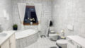 Tageslichtbad mit Eckbadewanne EG