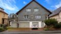 Hausfront mit Garage und Stellplatz