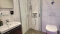 Gäste-WC mit ebenerdiger Dusche