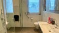 Badezimmer mit großer, ebenerdiger Dusche