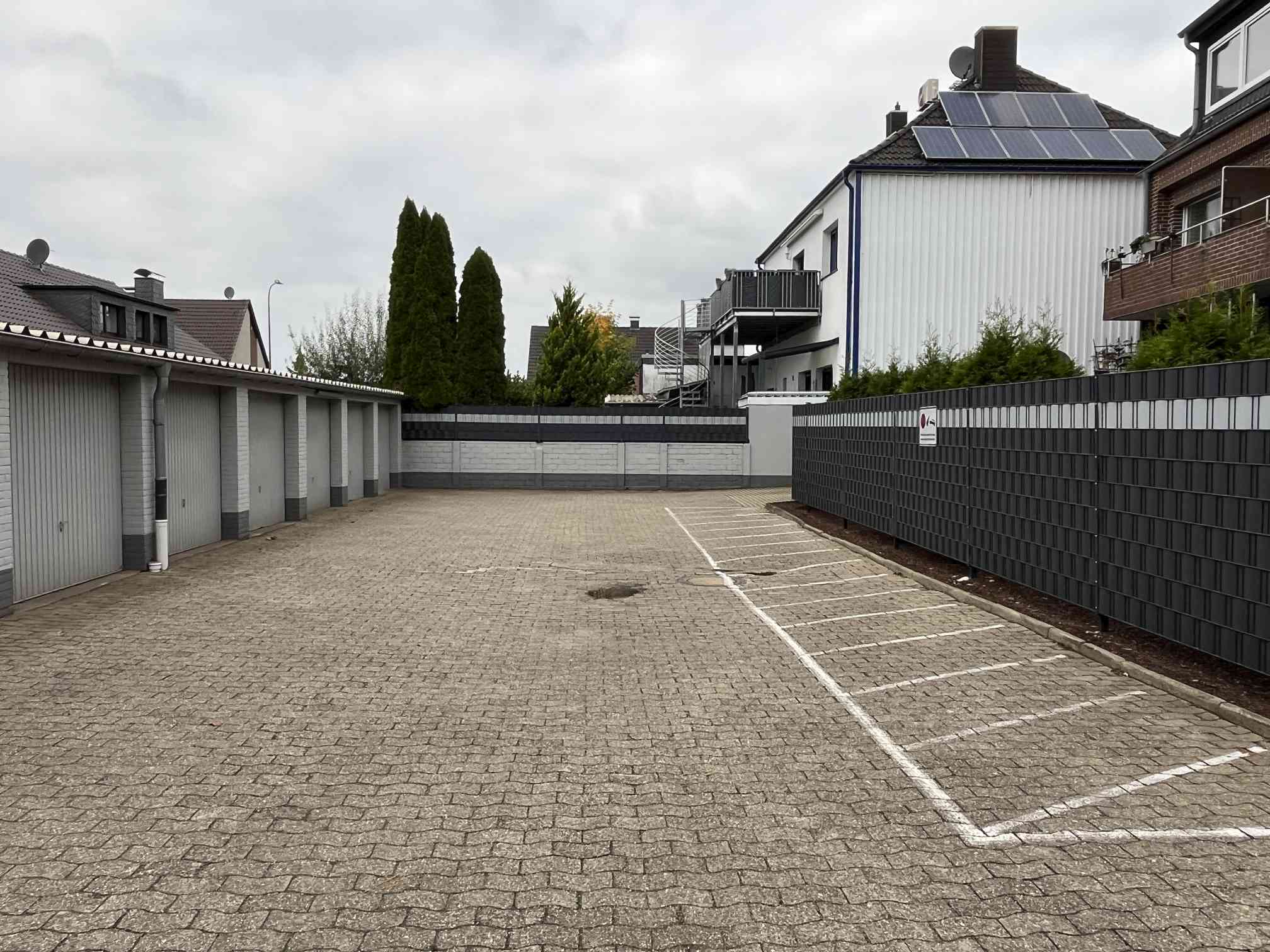 ... mit insgesamt 12 Garagen