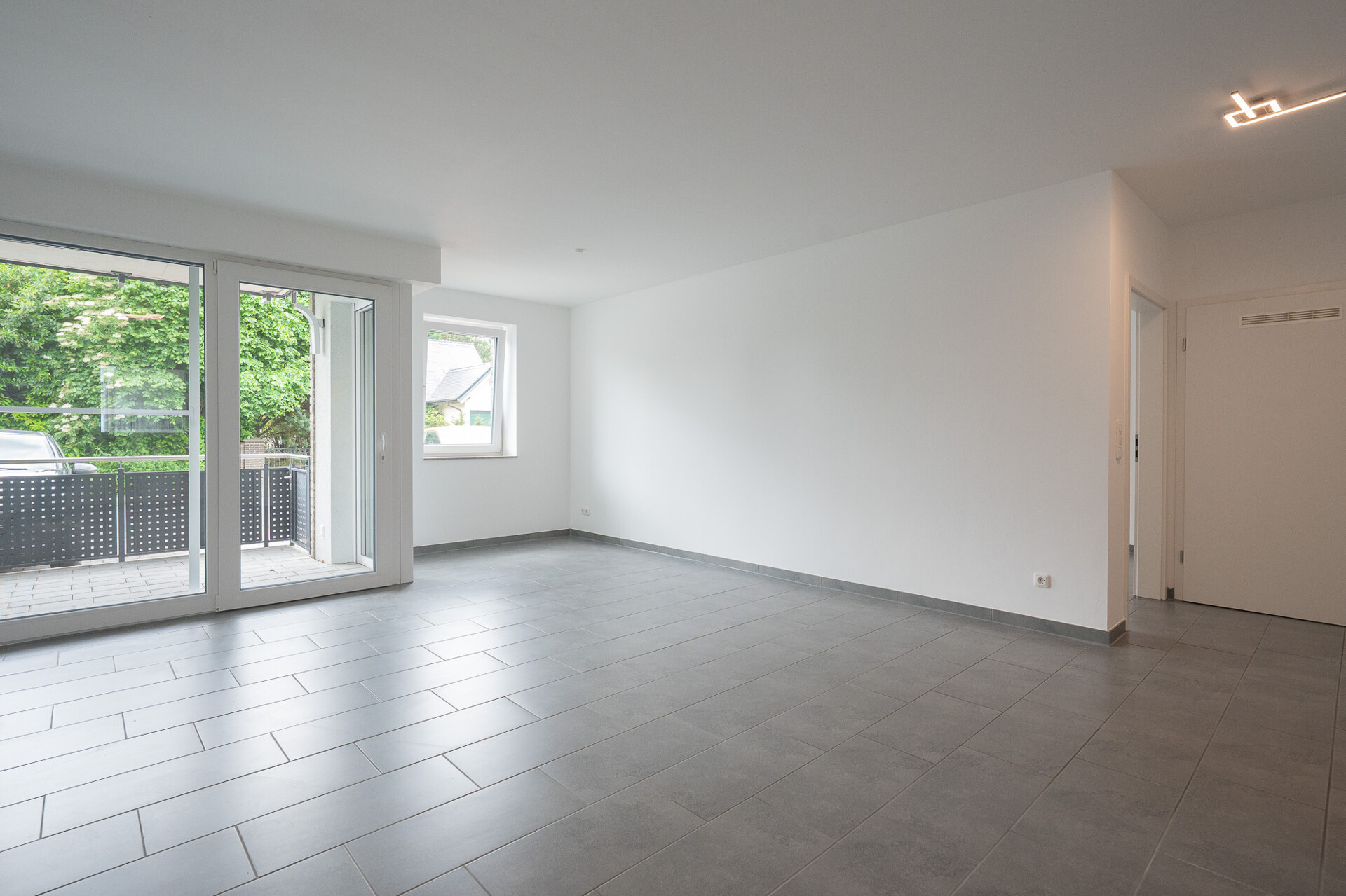 Wohnbereich mit Blick auf den Außenbereich