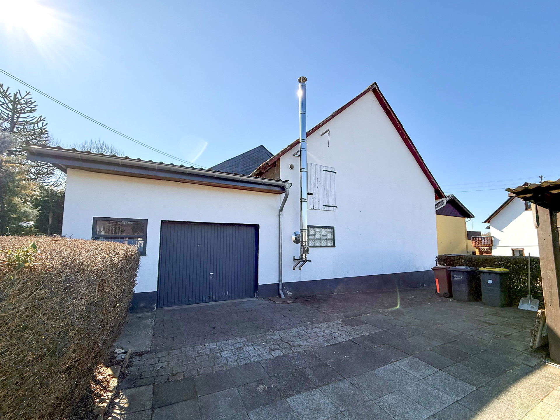 Seitenansicht und Garage