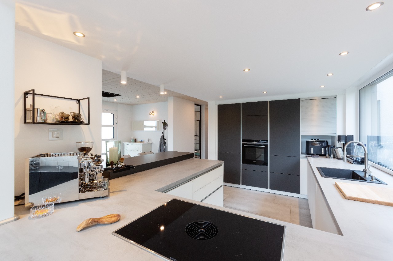 Großzügige Arbeitsfläche im Küchenbereich