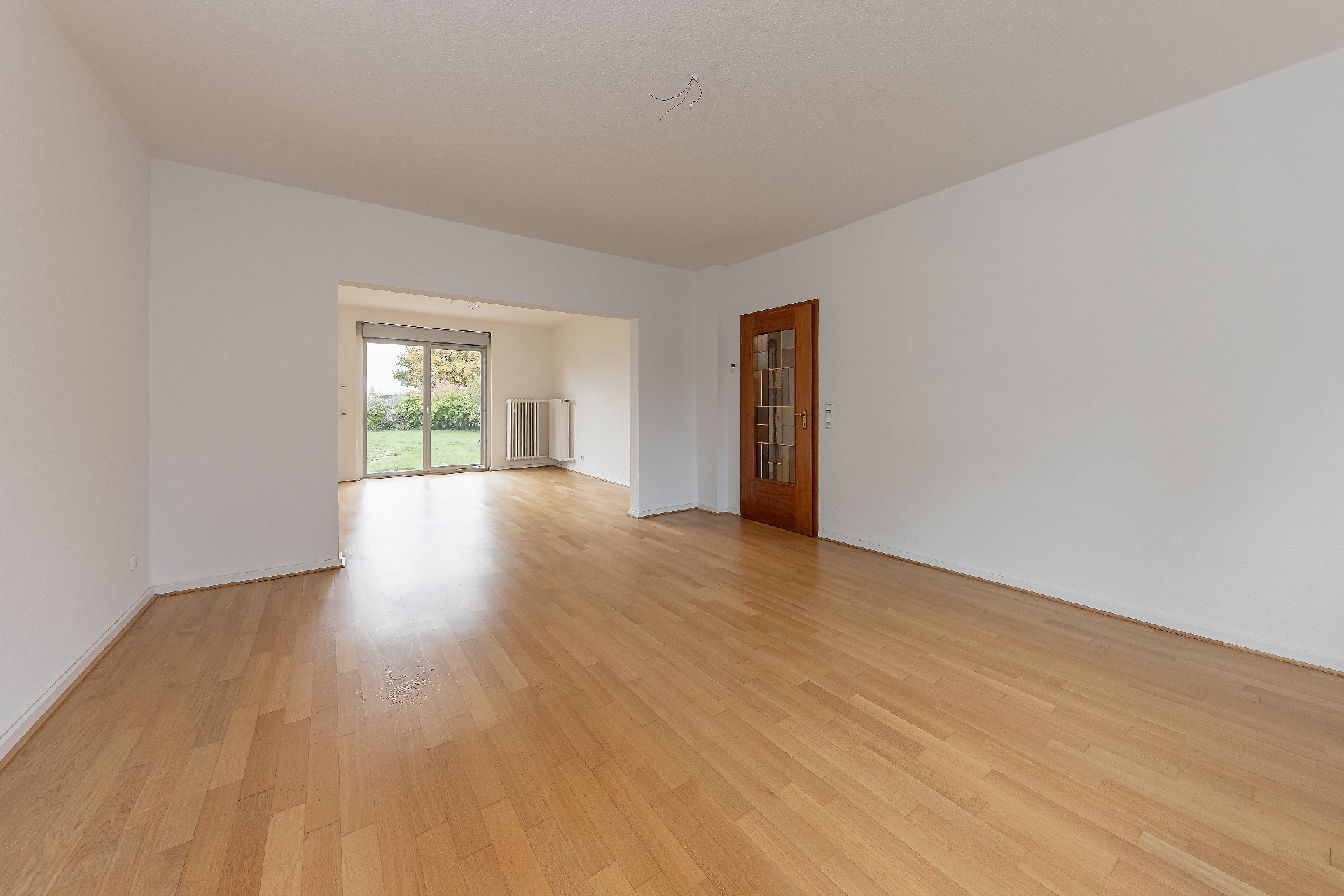 großzügiges Wohn-/Esszimmer mit Gartenzugang