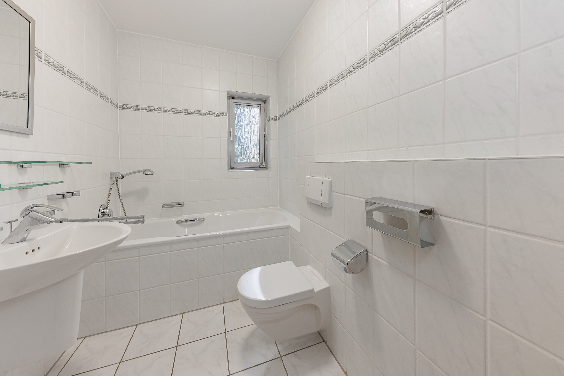 EG: Wannenbad mit Fenster