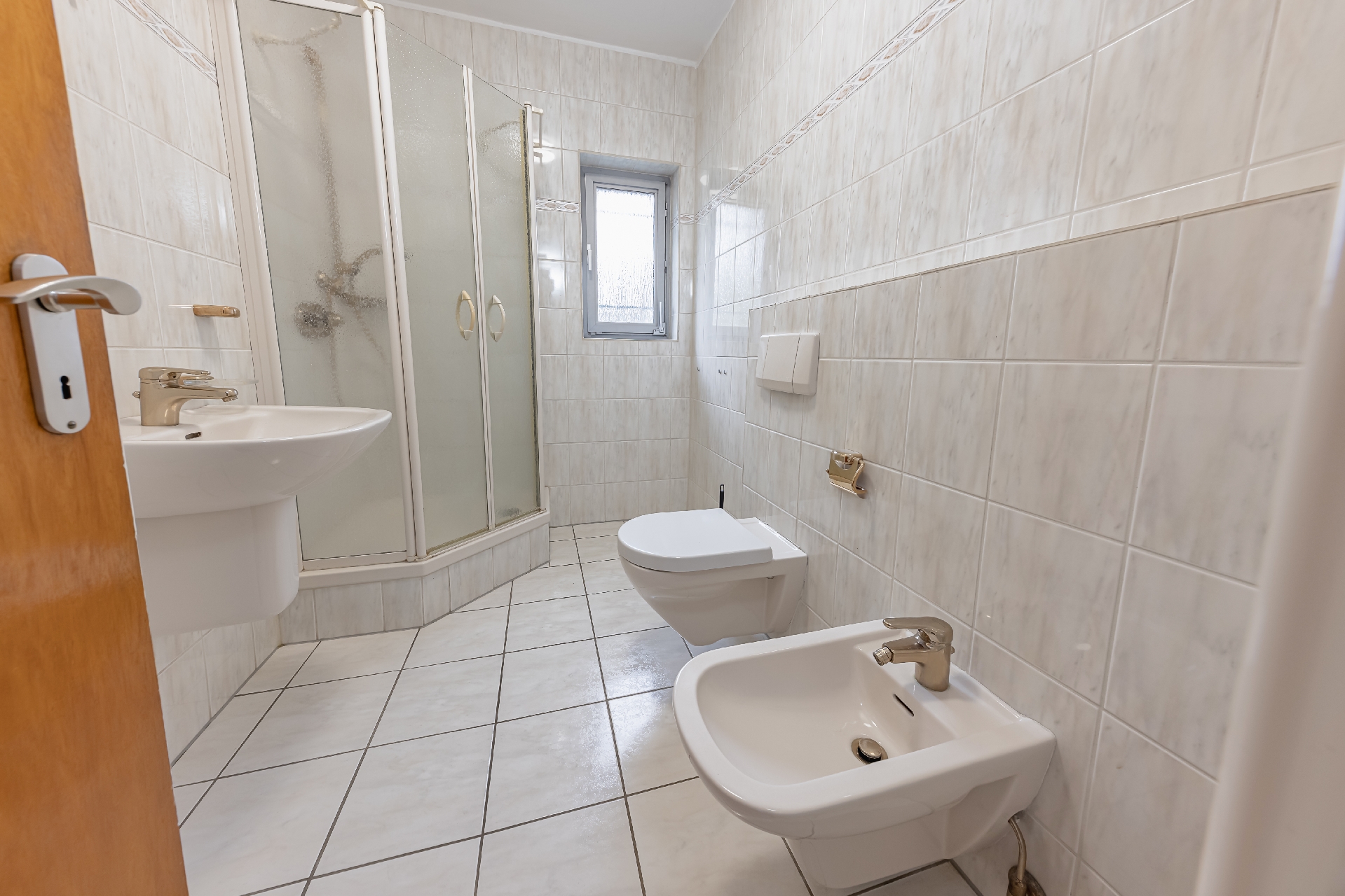 OG: Tageslichtbad mit Dusche