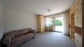 Zimmer im Erdgeschoss mit Terrassenzugang