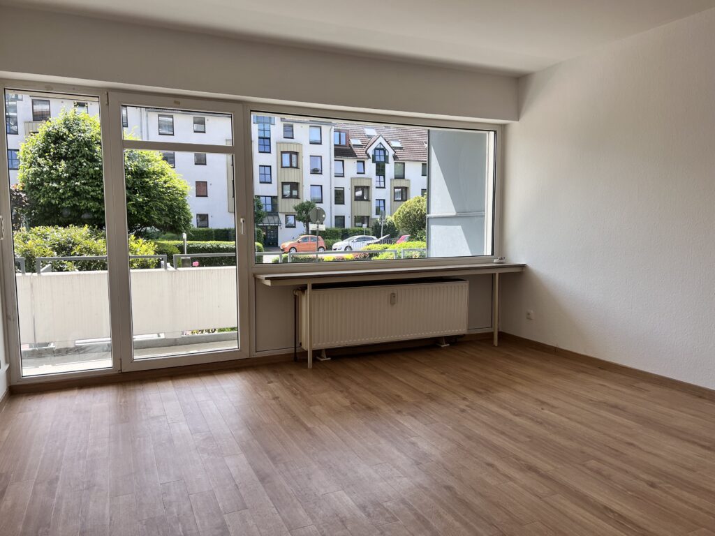 Zimmer mit Zugang zum Balkon