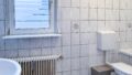 Badezimmer mit Fenster