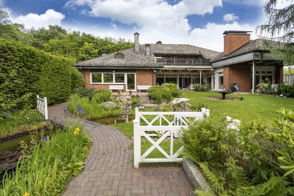 Ca. 480 m² Nutzfläche zzgl. 300 m² Keller