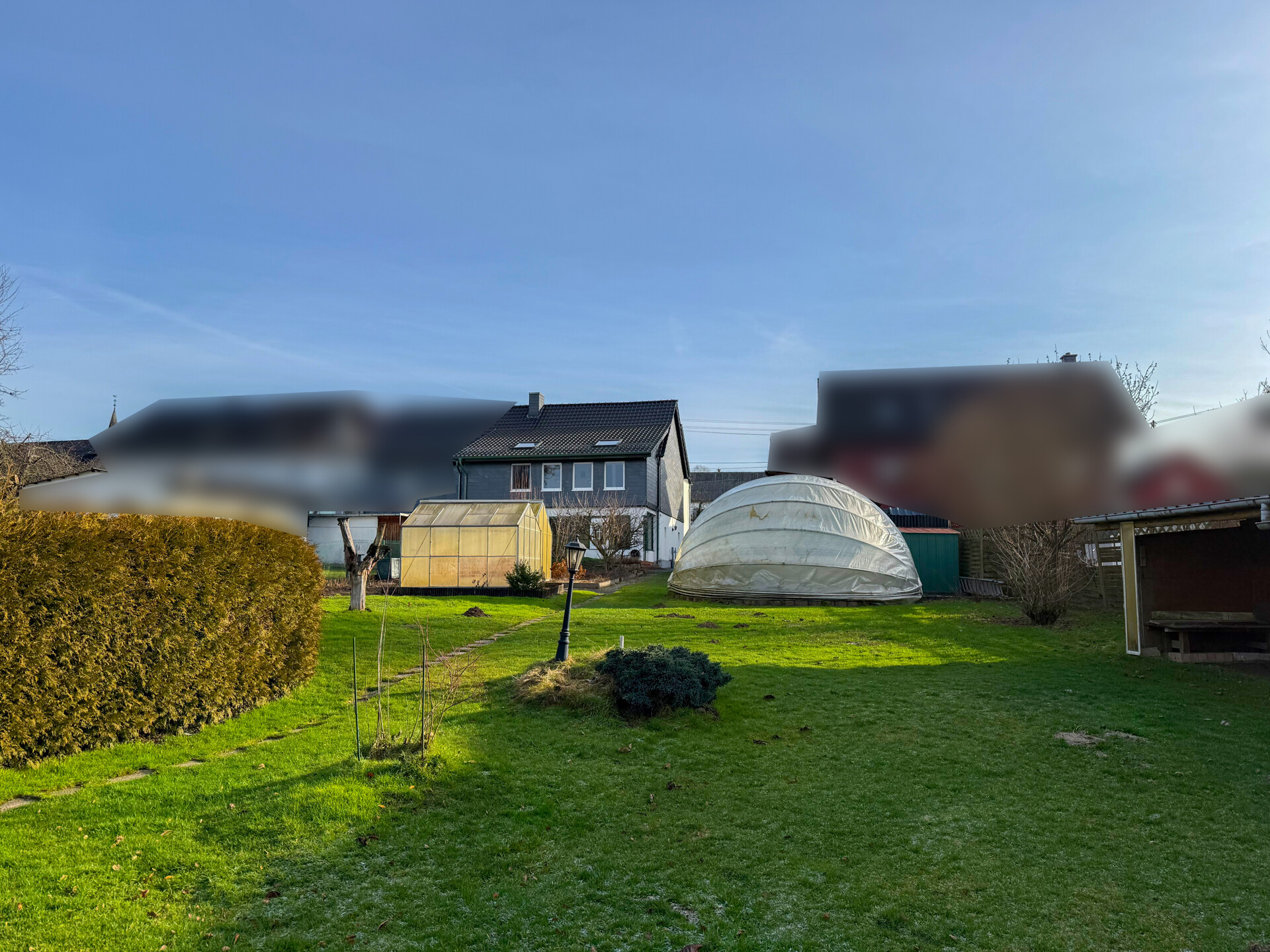 Gartenansicht mit Pool unter der Rundkuppel