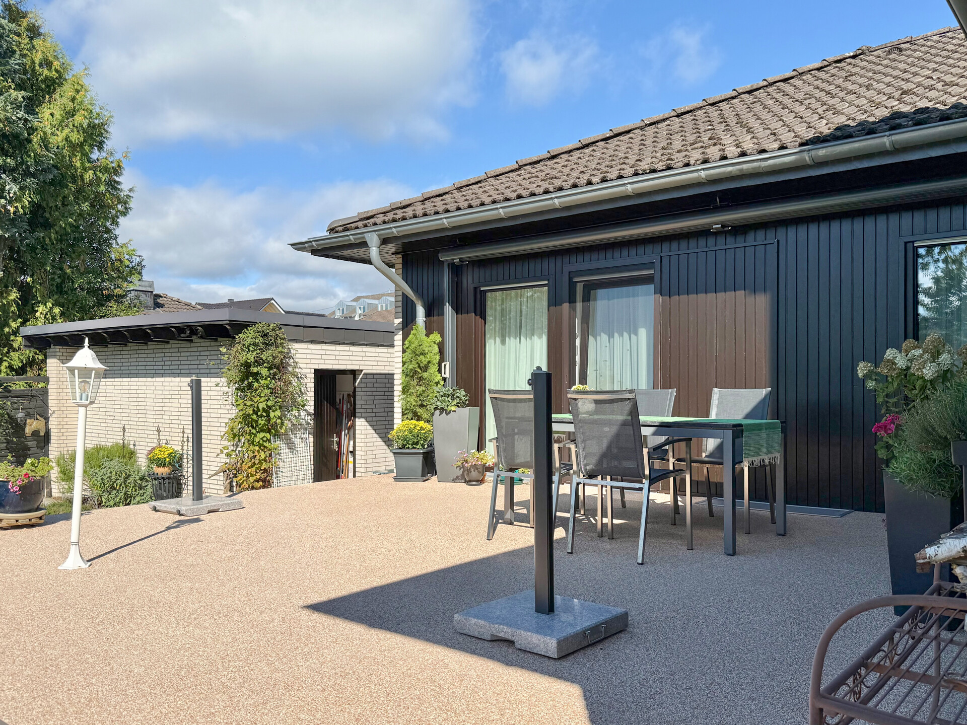 Südterrasse und Garagengebäude