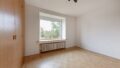 EG: weiteres helles Zimmer