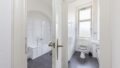 OG: Badezimmer mit separatem WC