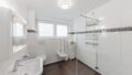 großes Badezimmer mit Dusche