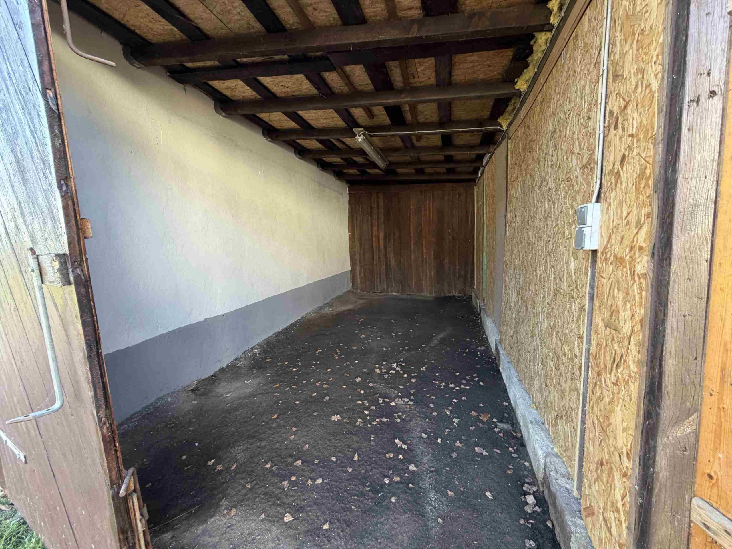 Abstellmöglichkeiten neben der Scheune