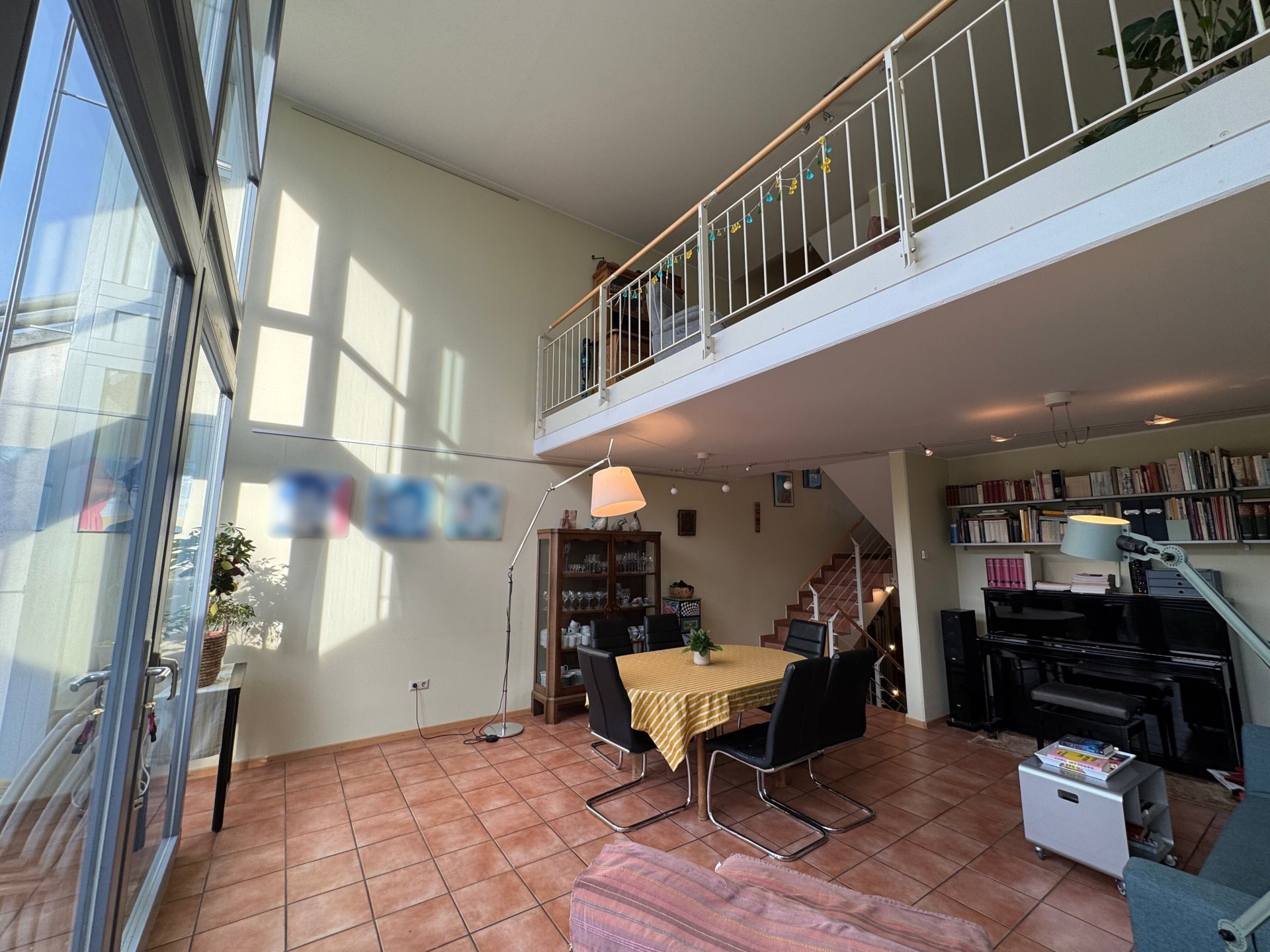 Wohnzimmer mit Galerie