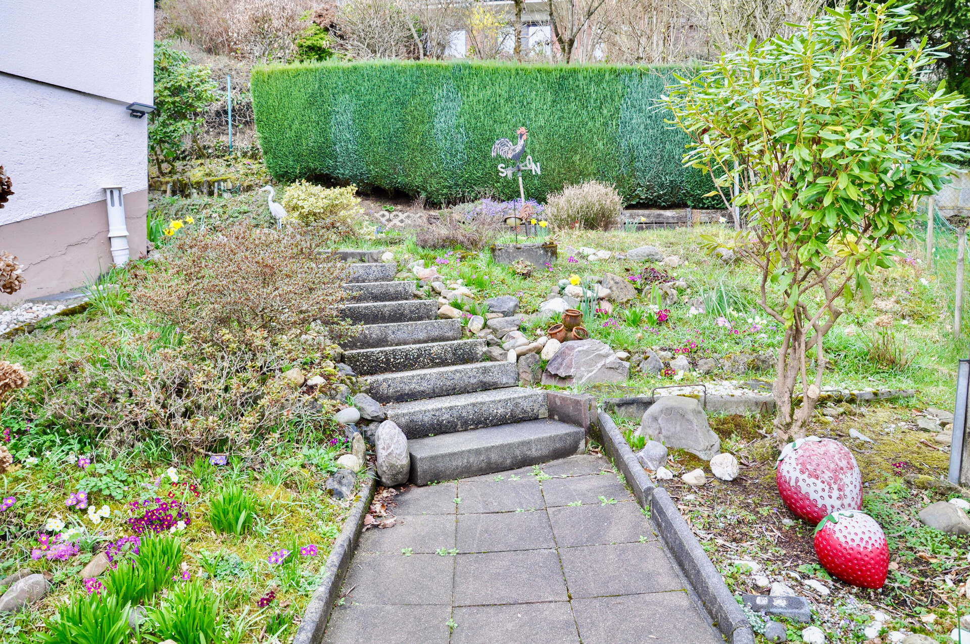 Aufgang neben dem Haus