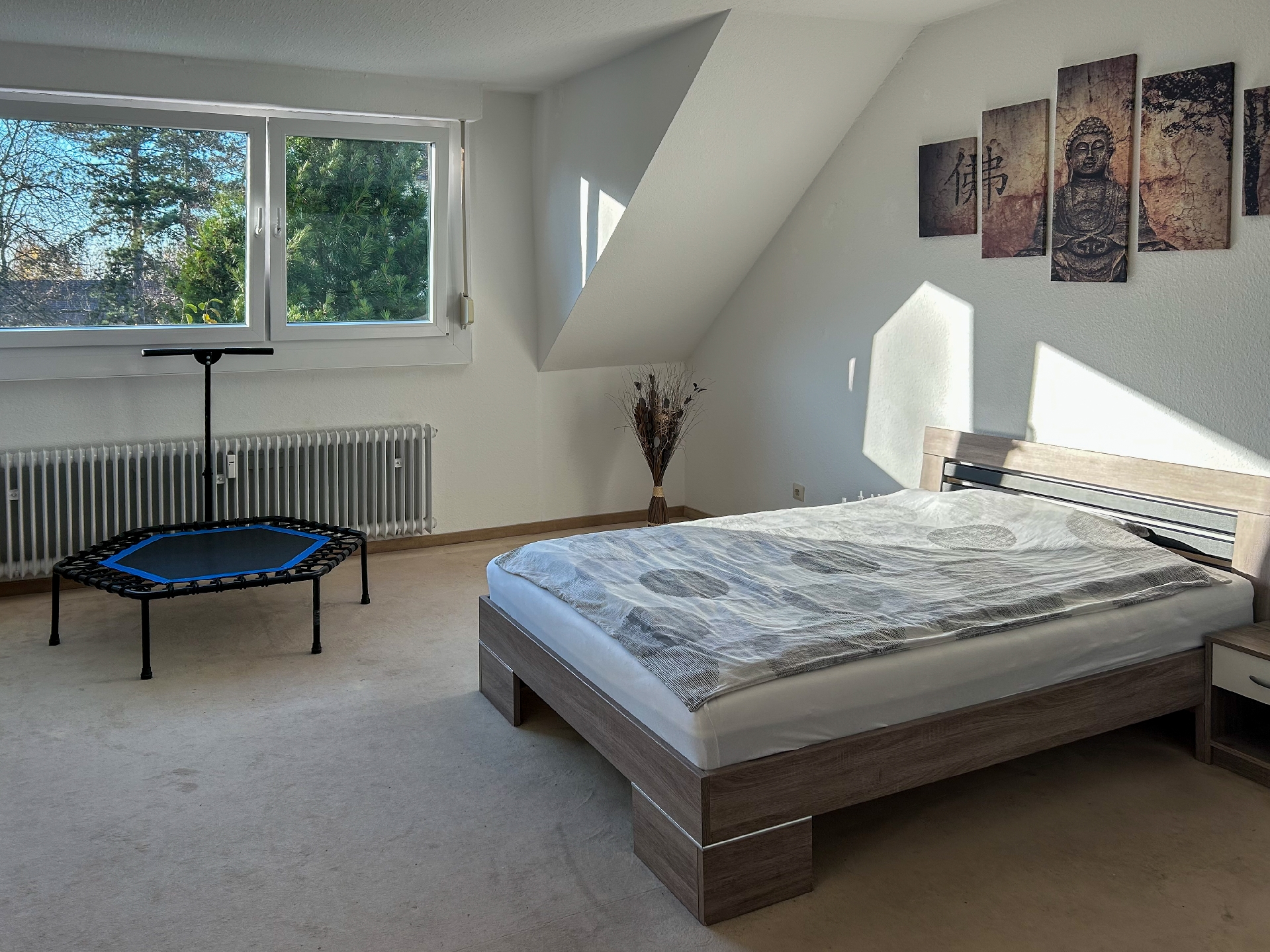 Schlafzimmer mit Blick ins Grüne