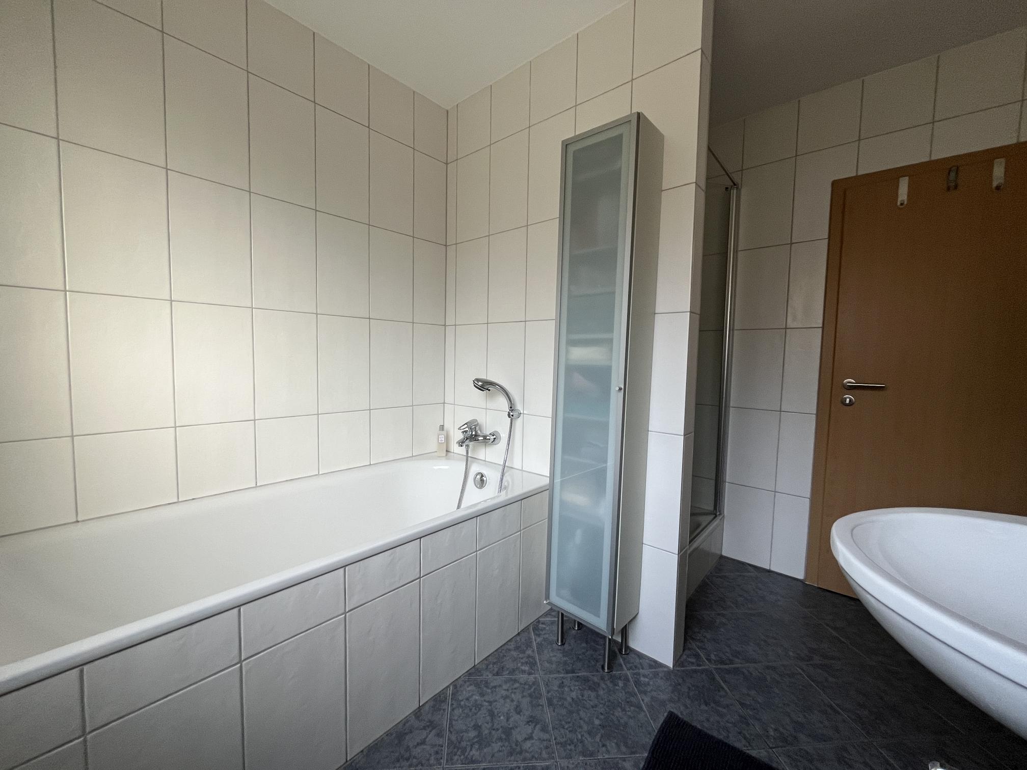 ... mit Wanne und Dusche