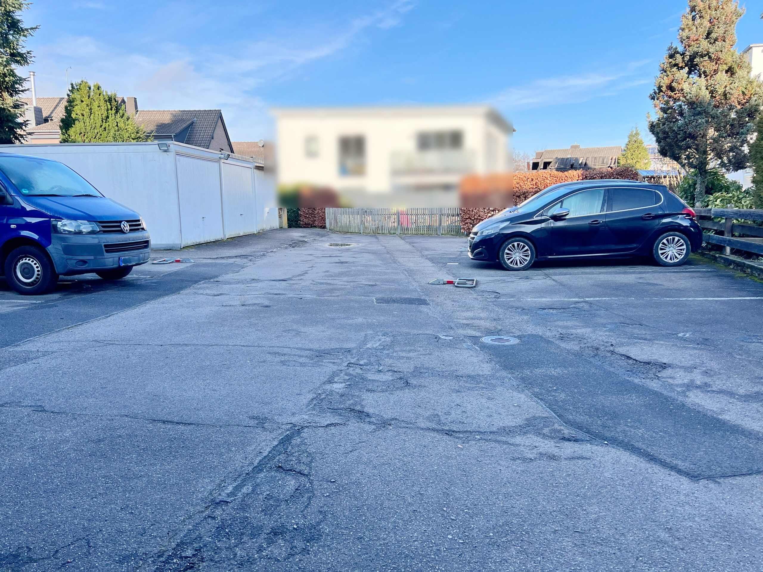 Parkplatz und Garagen