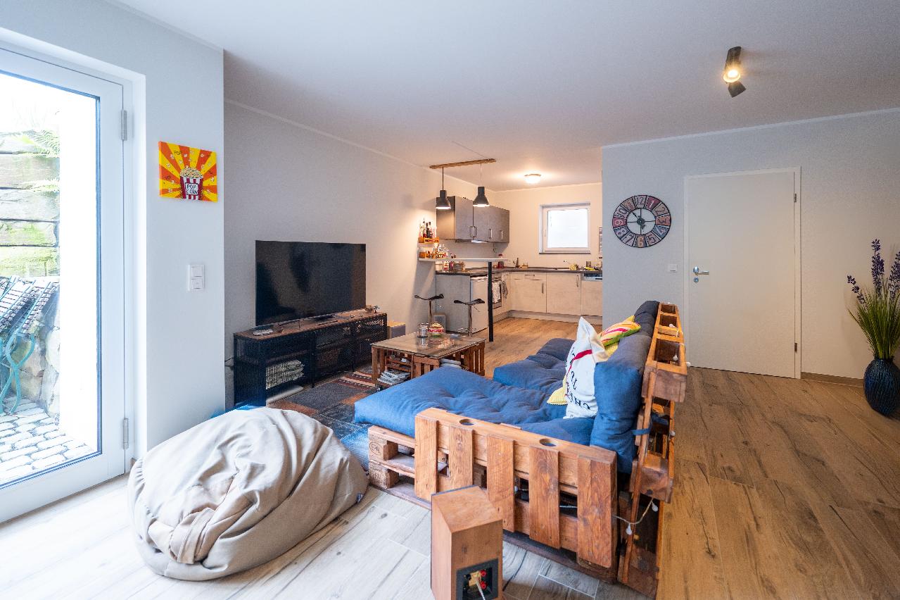 Einliegerwohnung - Wohn-/Schlafbereich mit Terrasse und offener Küche