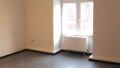 Eines der Zimmer mit hohen Decken