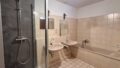 Badezimmer mit Wanne und Dusche