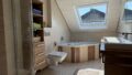 Badezimmer mit Dachflächenfenster