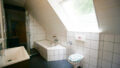 Bad mit Dusche und Badewanne
