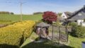 Blick in den Garten und darüber hinaus