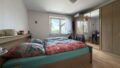 Elternzimmer mit Blick in den Garten