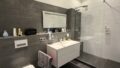 ..mit Dusche und Badewanne