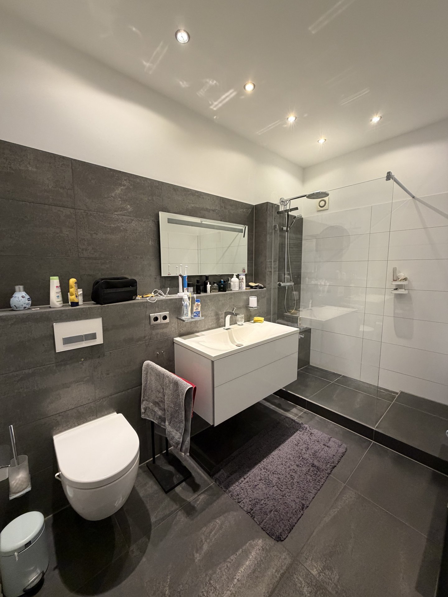 ..mit Dusche und Badewanne